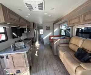 Autocaravana Coach V-i-s-i-o-n 31V 2019 2020, Remolque de Viaje Ajustable para 4-6 Personas, Una Habitación, Refrigerador, Cocina - Product Image 3