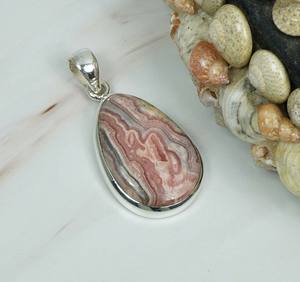 Colgante fino de plata de ley sólida 925 y collar de dijes con Rodocrosita rosa y incrustaciones de ajuste de bisel de diamante de corte de pera - Product Image 1