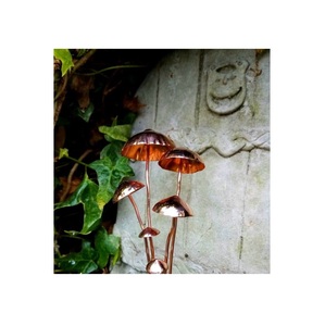 Estacas de jardín de metal decorativas resistentes a la intemperie que mantienen la belleza y la durabilidad en todas las condiciones al aire libre - Product Image 1