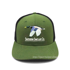 OEM personalizado de fábrica de alta calidad de 6 paneles de algodón sombrero de camionero 2D bordado Logo verde de moda para hombre Gorras de moda - Product Image 1