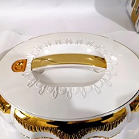 Casserole de designer avec finition en marbre et détails dorés, bol élégant pour la cuisine, la table et le service des aliments.