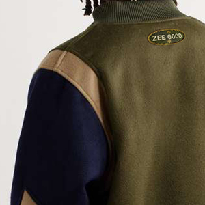 เสื้อแจ็คเก็ตกันน้ำแบบมีฮู้ดสำหรับฤดูหนาว ผ้าฝ้าย 100% ยูนิเซ็กซ์ สไตล์แฟชั่นสตรีท  พร้อมโลโก้ด้านหน้า  ขายส่งเสื้อแจ็คเก็ตผู้ชาย - Product Image 6