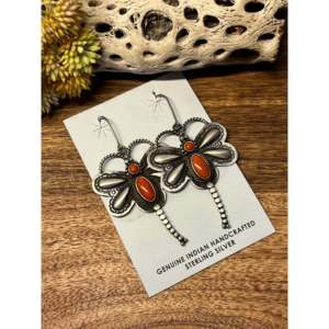 Boucles d'oreilles pendantes vintage Navajo en corail naturel et argent sterling, motif libellule, style élégant et vintage - Product Image 3