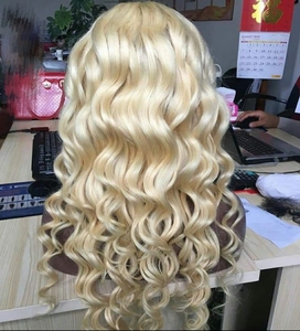 Les prolongements non traités en gros de cheveux vierges indiens lâchent les paquets italiens de cheveux de boucle italienne de vague profonde dans la couleur naturelle - Product Image 2