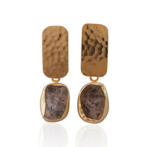 Rutilo negro Piedra preciosa cruda Piedra natal hecha a mano Chapado en oro Textura martillada Estilo de gota Pendientes a granel Venta al por mayor Suministro de joyería - Product Image 1