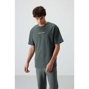 เสื้อยืดพิมพ์ลายทรงโอเวอร์ไซส์สีกากีสำหรับผู้ชาย Air Jones ผลิตจากผ้าคอตตอนผสมเนื้อหนา - สไตล์ลำลองแนวสตรีทแวร์ - Product Image 1