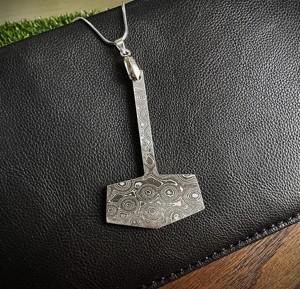 Collar con colgante de martillo de Thor de acero de Damasco para hombre, estilo vintage, regalo temático, regalo de cumpleaños, regalo para él, colgante personalizado - Product Image 4