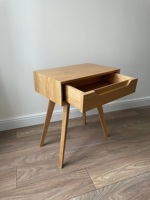 Table de chevet en bois massif avec tiroir et étagère ouverte Design du milieu du siècle Construction durable pour un décor de chambre à coucher moderne et élégant