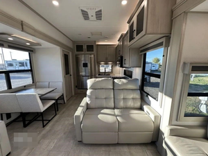 Nouveau modèle 2025 GRAND D-E-S-I-G-N RV S-O-L-I-T-U-D-E 417KB avec performances élevées disponible à la vente - Product Image 4