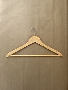 GLOSSY HECHO A MANO MEJOR Estilo de boutique de alta calidad Percha de madera de loto de grado con muescas con percha para traje de barra - Product Image 6