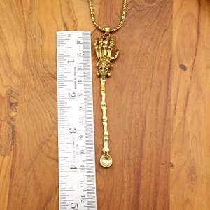 Collar con colgante de mano de esqueleto dorado, joyería de varita de hueso gótico, accesorio Steampunk de Halloween, declaración anatómica única - Product Image 2