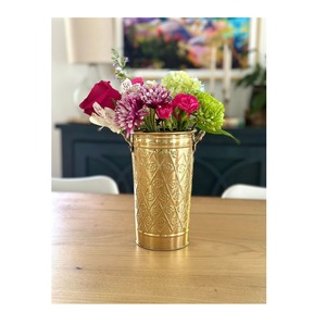 Jardinière en métal poli doré pour exposer des plantes d'intérieur dans des intérieurs de maison modernes, élégants et contemporains - Product Image 3