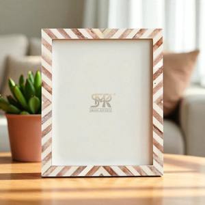 Cadre photo personnalisable en bois de chevron beige brun fait à la main, style rustique moderne créatif, avec verre flexible pour la décoration de table à la maison - Product Image 2