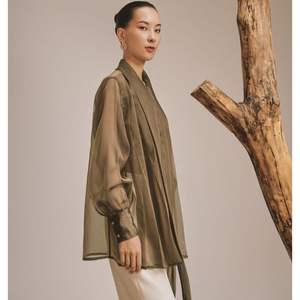 Chemisier élégant Breeze fabriqué au Vietnam pour dames Vêtements de bureau de haute qualité avec un style de mode simple pour la collection d'automne ODM Supply - Product Image 1