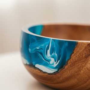 Plateaux et bols élégants en résine époxy faits à la main pour des repas festifs de luxe et un style d'intérieur - Product Image 3