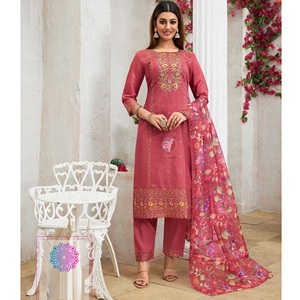 Kurti pakistanaise à la demande avec Dupatta et pantalon assortis pour femmes au look élégant disponible au prix de gros - Product Image 1