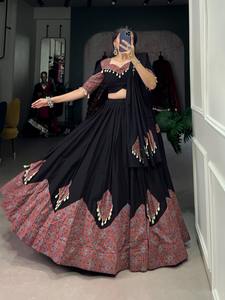 Dernière tenue de créateur la plus tendance en pur coton Lehenga Choli & dupatta uni avec imprimé et cauri (Kodi) travail de retouche de dentelle - Product Image 4