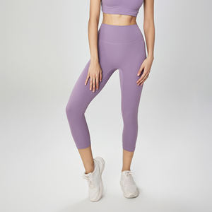 Mallas de yoga Capri de cintura alta 3/4 para mujer con logotipo personalizado, bolsillo trasero suave, sin costura delantera, hasta la rodilla, ajuste cómodo - Product Image 6