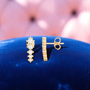 Glamorous Diamond Shine Prong Set Ct Lab Grown Diamond Line Designer Stud Earring para ella en oro sólido y plata - Product Image 3