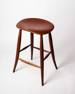 Elegante taburete de madera hecho a mano para adaptarse tanto a casas rústicas como a interiores contemporáneos que ofrecen comodidad y uso decorativo - Product Image 1