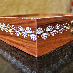 Boîte à épices en bois artistique avec couvercle à motifs gravé Boîte de rangement d'épices en bois classique avec boîte à épices élégante en laiton - Product Image 6