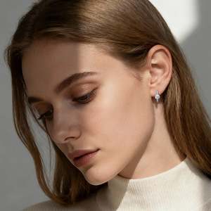 Boucles d'oreilles créoles Jeulia en argent sterling plaqué rhodium avec perles - Product Image 4