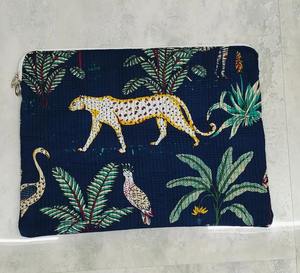 Funda para Portátil de Lujo, Hecha a Mano, Duradera, Ligera, Acolchada, de Algodón, Estilo Vintage, Moderno, Impermeable y Ecológica - Product Image 1