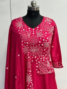 2024ชุดราตรีลำลองคอวีสำหรับผู้หญิงใส่ในฤดูร้อนผ้าชีนอนแท้ปักลายยาวถึงพื้นแบบเย็บปะต่อ - Product Image 5