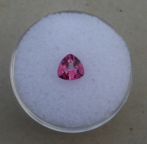 Tourmaline Rose Naturelle à Facettes en Vrac Pierres Précieuses Trillion Triangle Forme Couleur Rouge pour la Fabrication de Bijoux-IGI Certifié pour Bagues - Product Image 1
