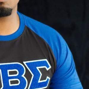 Bleu Noir Sigma Raglan Chenille Tee Coton Manches Contrastées Vêtements de Vie Grecque avec Lettres Brodées Sigma Mens T Shirt - Product Image 2