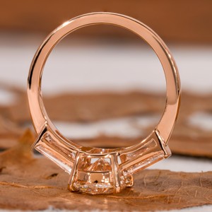 Bague de fiançailles en or massif de 2.70 carats avec trois pierres ovales taillées en laboratoire pour les mariages et les fêtes. - Product Image 4