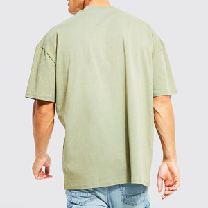 เสื้อยืดโอเวอร์ไซส์สีเขียวมะกอกสำหรับผู้ชาย ผ้าฝ้าย แขนสั้น คอกลม พิมพ์ลายโลโก้ด้านหน้า สวมใส่สบาย แห้งเร็ว ระบายอากาศได้ดี น้ำหนัก 220 กรัม - Product Image 2