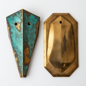 Une pièce unique et naturelle avec des morceaux de bois flotté suspendus dans une résine transparente, lui donnant un aspect calme et inspiré de l'océan. - Product Image 2