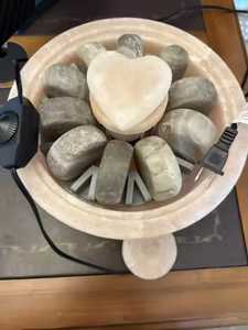 Le grand bol de sel rose a 11 pierres-10 pierres rondes grises plus 1 grande pierre de cœur. Produit de beauté et de soins personnels personnalisable - Product Image 2