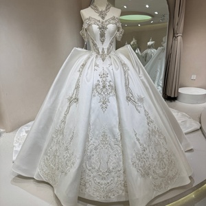 Robe de mariée exclusive DW0200 moderne en satin ivoire, coupe cœur, avec traîne chapelle et appliques florales en dentelle - Product Image 1