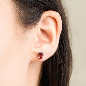 Pendientes de tuerca ovalados de granate tono rubí, piedra preciosa roja de 7x5mm con engaste de puntas para mujer, plata de ley 925, piedra de nacimiento de enero, Ember - Product Image 2