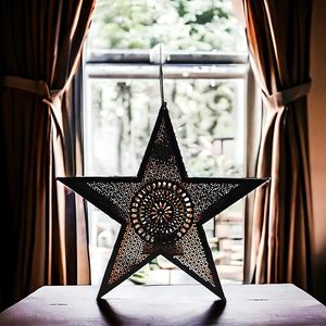 Support en forme d'étoile de lanterne de bougie de revêtement de poudre noire de fer en métal suspendu simple pour la décoration intérieure pour les mariages et l'utilisation de lampe - Product Image 1