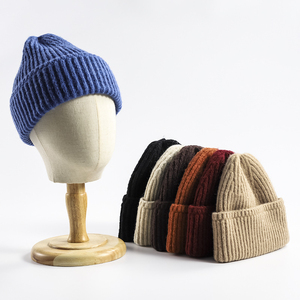 Gorro de invierno tejido, cálido, suave y acogedor, forrado de lana, ajustable, elegante, para uso diario en climas fríos. - Product Image 1