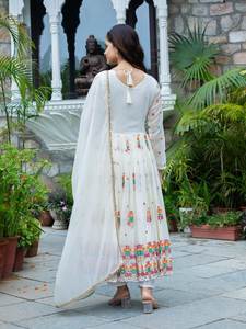 Collection de robes traditionnelles indiennes Tissu simili Georgette avec broderie lourde Paillettes Travail pour les femmes Vêtements de mariage - Product Image 4