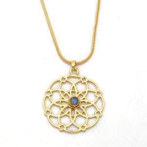 Pendentif en laiton plaqué or Labradorite Mandala Collier fait main Design floral Bijoux Boho Yoga Charme spirituel pour les femmes - Product Image 5
