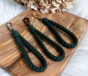 Llaveros hechos a mano en un aspecto trenzado | Llaveros de algodón | Colgantes individuales en varios colores - Product Image 1