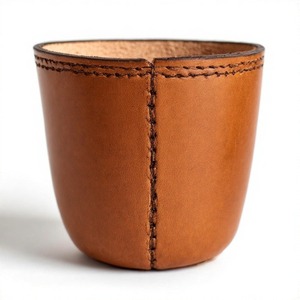 Mini maceta de forma suave en cuero diseñada para agregar una declaración suave a los estantes o rincones con una decoración verde viva - Product Image 1