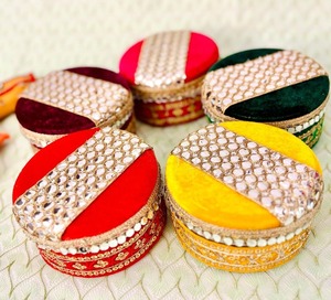 Tissu en velours avec boîte cadeau en acier décoratif lourd pour les faveurs de mariage, fruits secs, faveurs de Pooja, chocolats, cadeaux de retour et cadeaux - Product Image 6