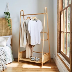 Porte-vêtements vintage à double niveau en bois et rotin, écologique, de type sur pied - Product Image 2