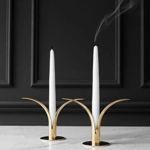 Bougeoir élégant en métal fabriqué à la main pour des dîners confortables aux chandelles et une décoration intérieure traditionnelle - Product Image 5