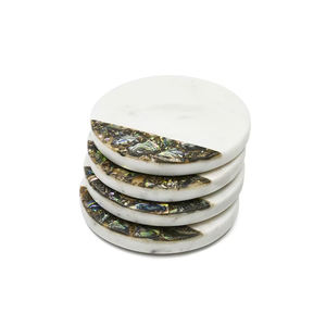 Ensemble de sous-verres en marbre blanc écologique de forme ronde avec perle élégante vaisselle de qualité supérieure idéale pour les repas et les cadeaux - Product Image 1