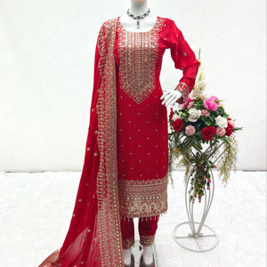 Ensemble Kurti de mariage en soie Chinon pure de haute qualité, avec broderie en fausse fourrure et sequins, par FabZone - Product Image 1