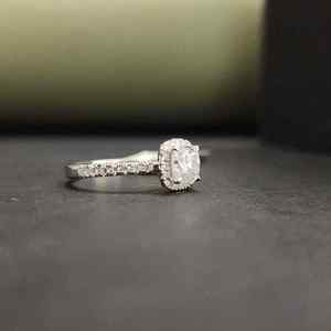 Anillo de Compromiso de Lujo con Moissanita Corte Cojín, Certificado IGI, Engaste Pavé Moderno, Plata de Ley 925, Joyería Exclusiva - Product Image 4