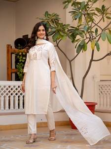 Colección de Conjuntos Kurta Bordados con Estilo en Tonos Sólidos Ricos - Product Image 2