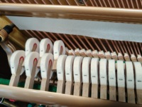 Piano Acústico Vertical Kawai KL53K Color Vino Tinto, de Japón, para Escuela de Música o Estudio, en Venta en Todo el Mundo, Excelente Calidad de Sonido